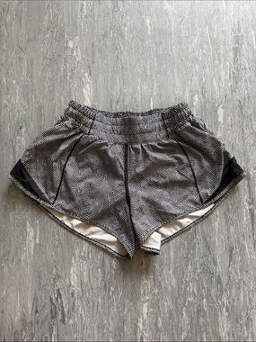 Lululemon Black and White Geo Print 2.5’ Hotty Hot Shorts